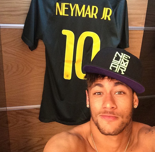 Neymar se prepara para treino da seleção