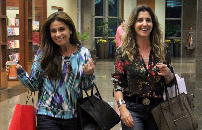  Giovanna Antonelli janta com amiga em shopping do Rio de Janeiro