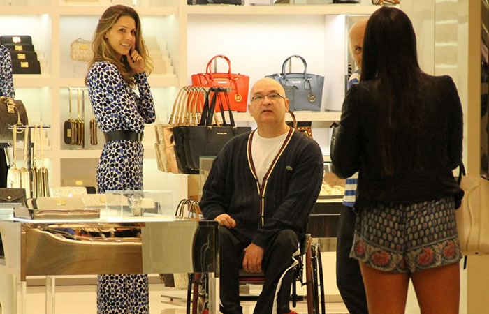 Herbert Vianna faz compras em shopping do Rio de Janeiro