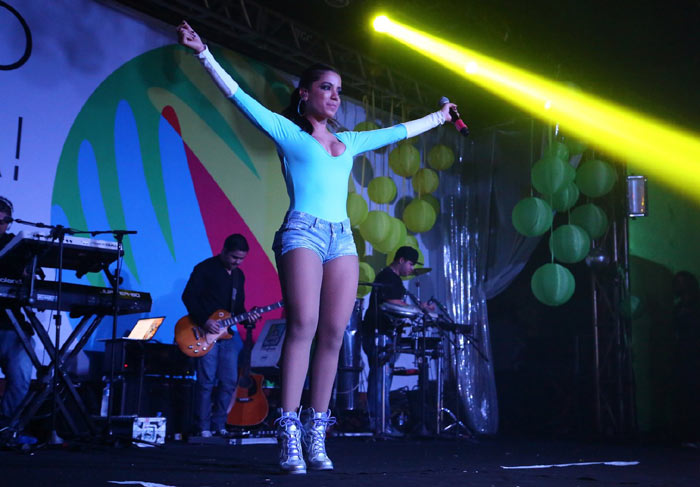 Anitta faz show em projeto social no Rio de Janeiro