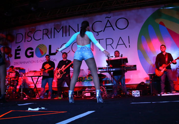 Anitta faz show em projeto social no Rio de Janeiro