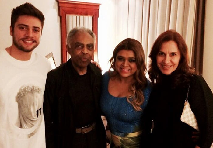 Casais reunidos! Preta Gil e Gilberto Gil posam com os respectivos pares