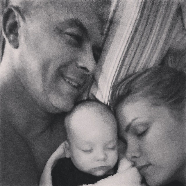 Ana Hickmann dorme até mais tarde com o marido e o filho antes da abertura da Copa