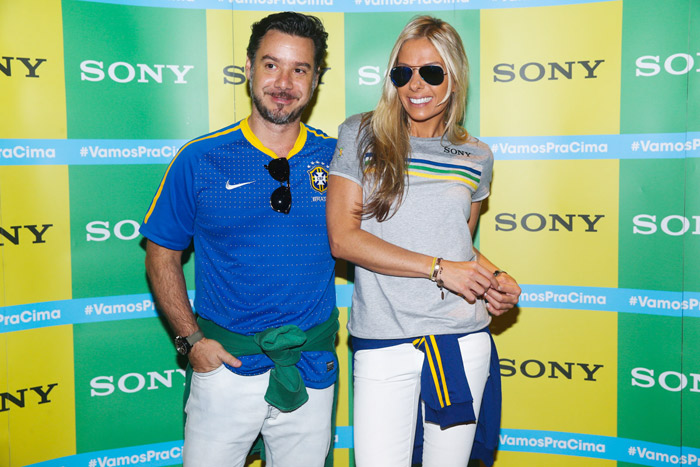 Adriane Galisteu e Alexandre Iódice na recepção do camarote Sony para a Copa do Mundo