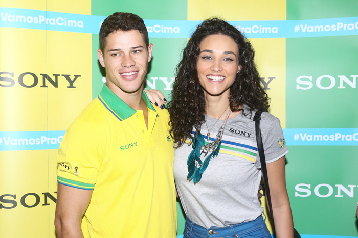 José Loreto e Débora Nascimento na recepção do camarote Sony para a Copa do Mundo