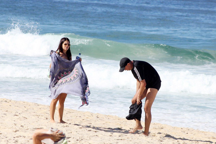 Alex Escobar e o ex-jogador de vôlei Nalbert aproveitam a praia do Leblon