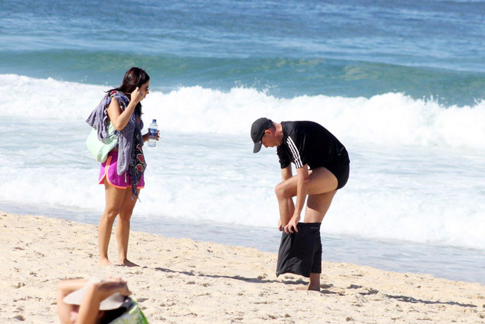 Alex Escobar e o ex-jogador de vôlei Nalbert aproveitam a praia do Leblon