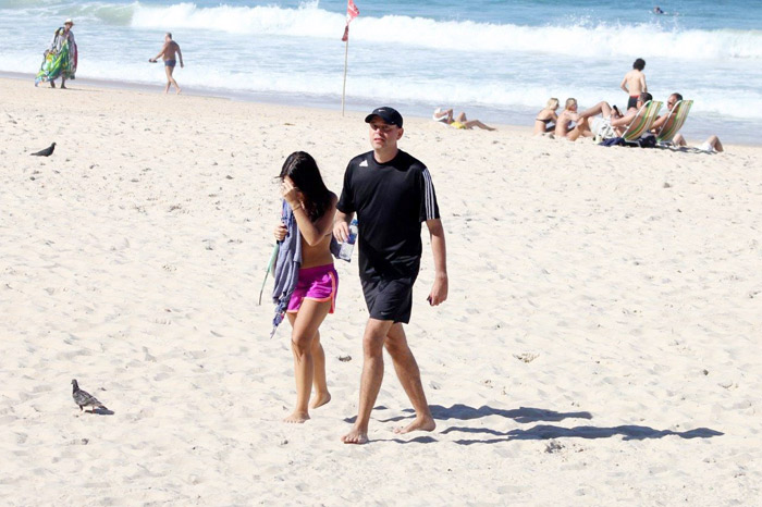 Alex Escobar e o ex-jogador de vôlei Nalbert aproveitam a praia do Leblon