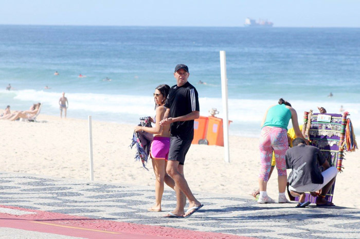 Alex Escobar e o ex-jogador de vôlei Nalbert aproveitam a praia do Leblon