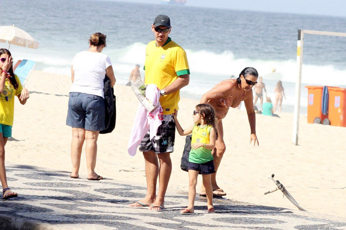 Alex Escobar e o ex-jogador de vôlei Nalbert aproveitam a praia do Leblon