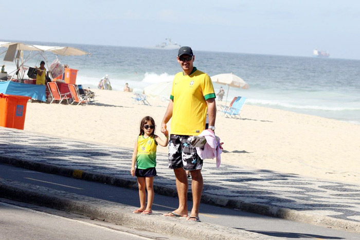 Alex Escobar e o ex-jogador de vôlei Nalbert aproveitam a praia do Leblon