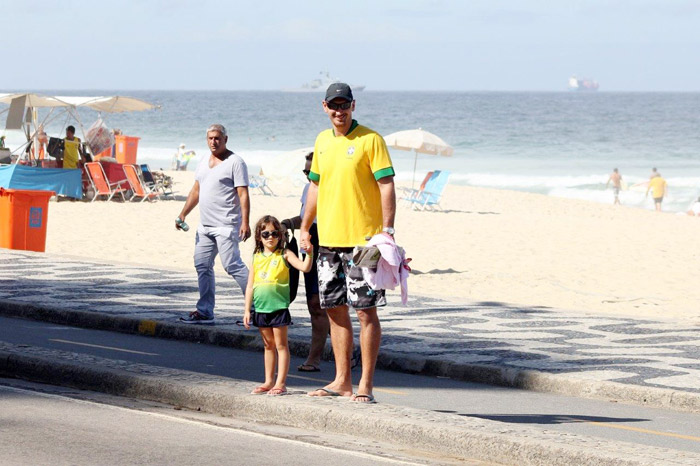 Alex Escobar e o ex-jogador de vôlei Nalbert aproveitam a praia do Leblon