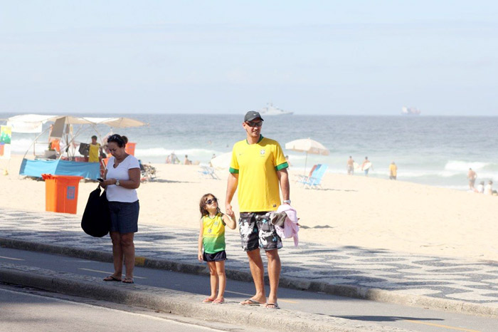 Alex Escobar e o ex-jogador de vôlei Nalbert aproveitam a praia do Leblon