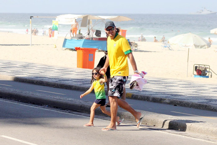 Alex Escobar e o ex-jogador de vôlei Nalbert aproveitam a praia do Leblon