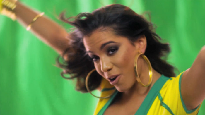 No dia da abertura, Anitta lança clipe para a Copa do Mundo. Assista!