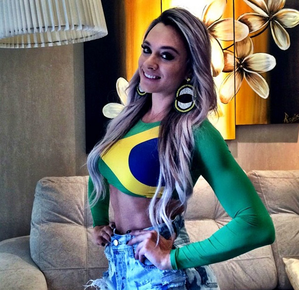 Juju Salimeni usa top com bandeira do Brasil e mostra barriga sarada