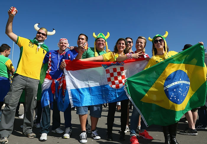 Torcedores brasileiros têm dia de fama em abertura da Copa do Mundo