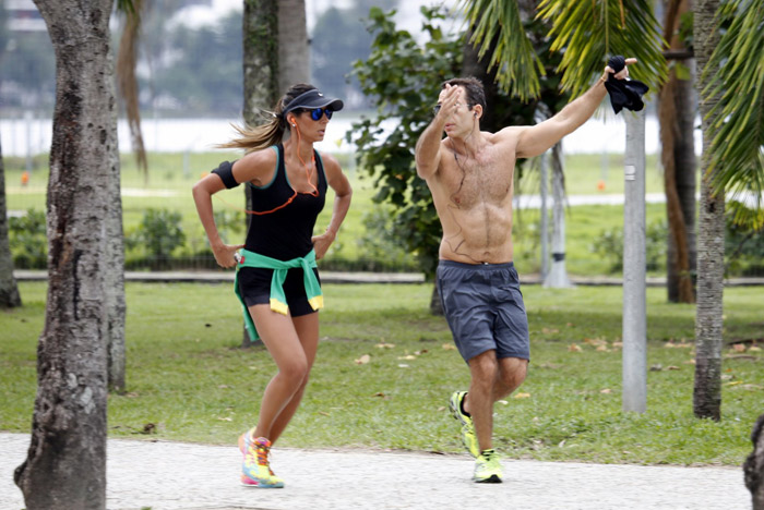 Com moletom do Brasil, Flávio Sampaio corre pela Lagoa Rodrigo de Freitas