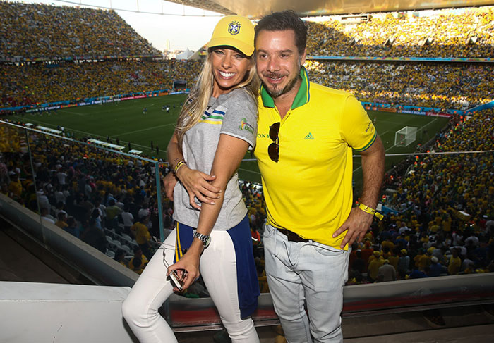 Adriane Galisteu beija muito em pré-camarote da Sony