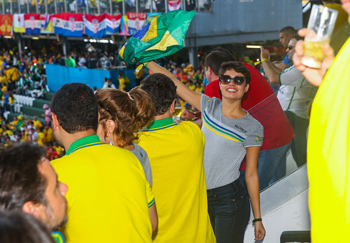 Adriane Galisteu beija muito em pré-camarote da Sony