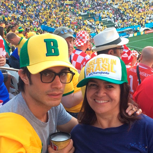 Estilista Martha Medeiros assiste abertura da Copa ao lado de Gael García