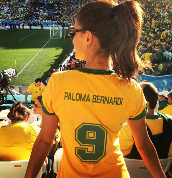 Paloma Bernardi vai ao estádio com camisa personalizada do Brasil