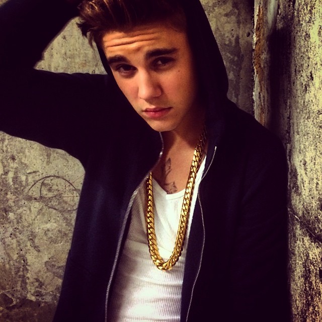 Justin Bieber ostenta colar de ouro nas redes sociais