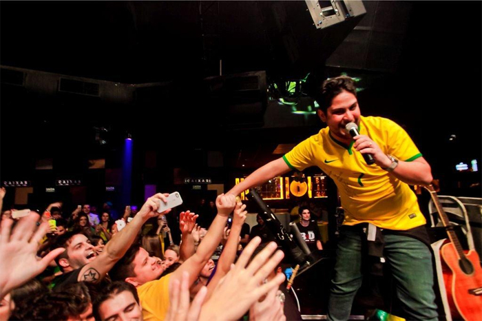 Jorge, da dupla com Mateus, canta em festa depois do jogo do Brasil