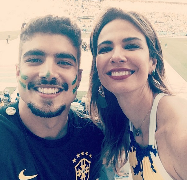 Caio Castro assiste ao jogo do Brasil com Luciana Gimenez