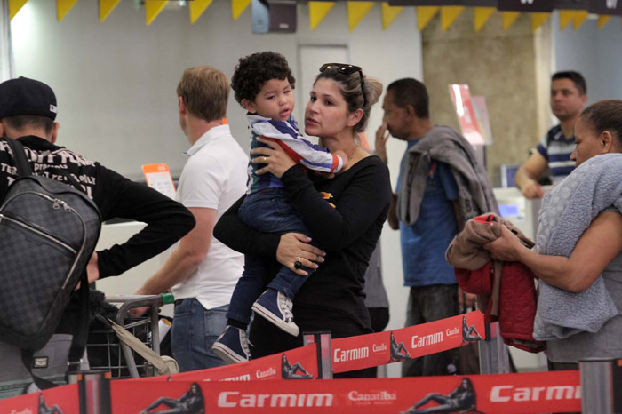 Dentinho embarca com Dani Souza e o filho em São Paulo