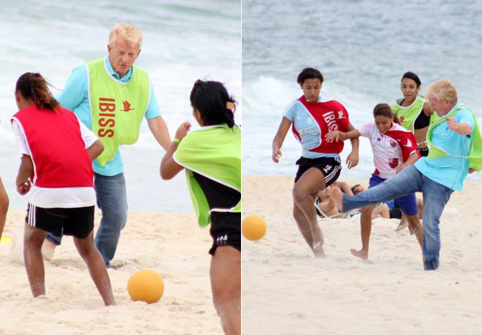 Gordon David Strachan joga partida de futebol em praia carioca