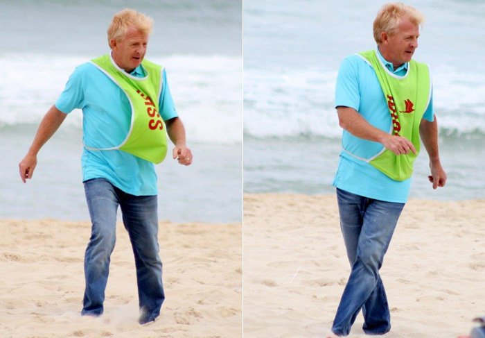 Gordon David Strachan joga partida de futebol em praia carioca