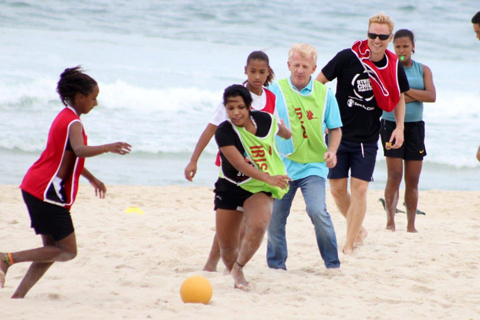 Gordon David Strachan joga partida de futebol em praia carioca