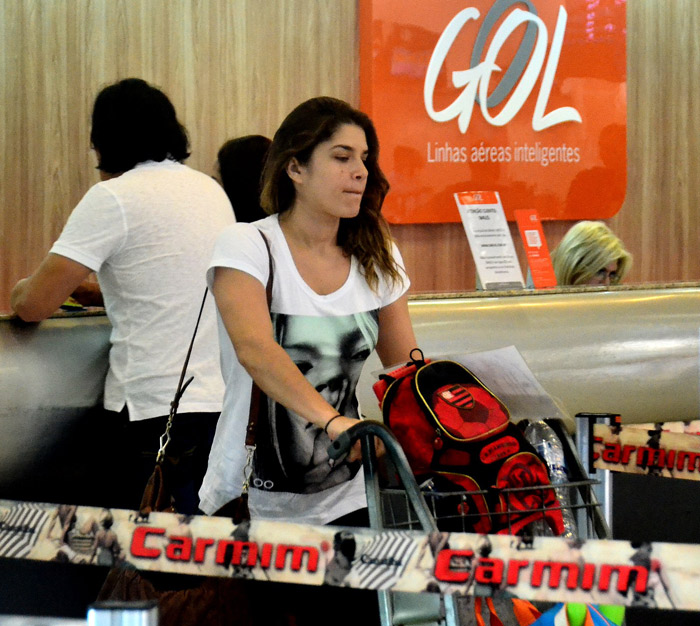 Priscila Fantin e Renan Abreu se desencontram em aeroporto carioca