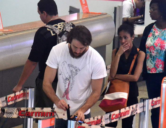 Priscila Fantin e Renan Abreu se desencontram em aeroporto carioca