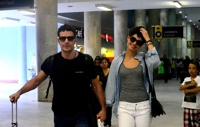 Sophie Charlotte e Daniel Oliveira chegam em clima de alegria no Rio