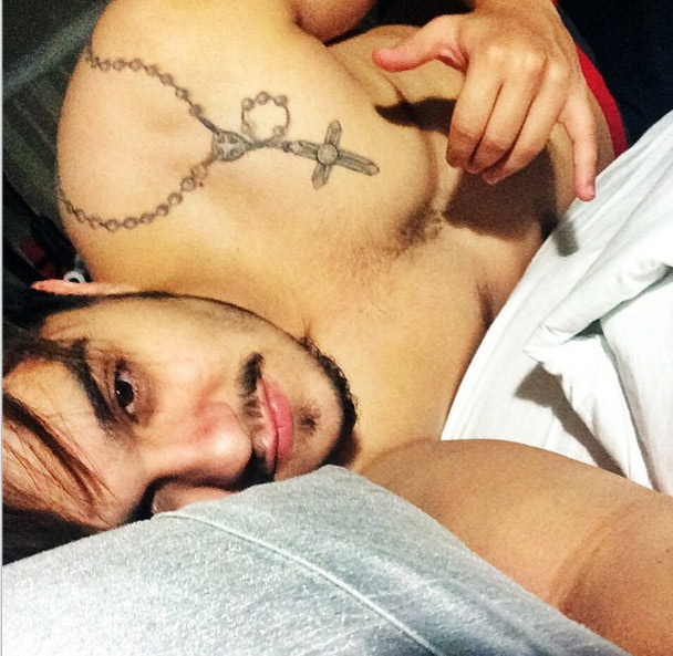 Luan Santana dorme até tarde e faz selfie sem camisa ainda na cama