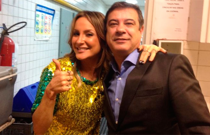 Claudia Leitte se reúne com amigos e família em restaurante após abertura da Copa