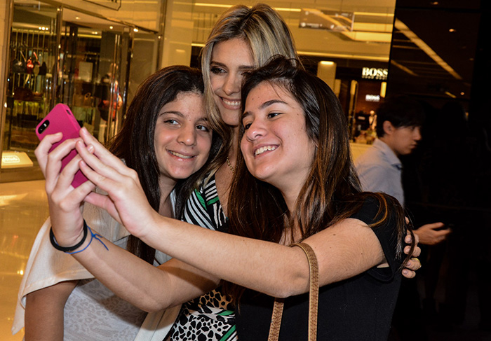 Fernanda Lima brilha em evento de lançamento de revista em São Paulo