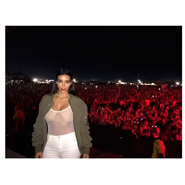 Kim Kardahshian usa roupa transparente para assistir show de Kanye West