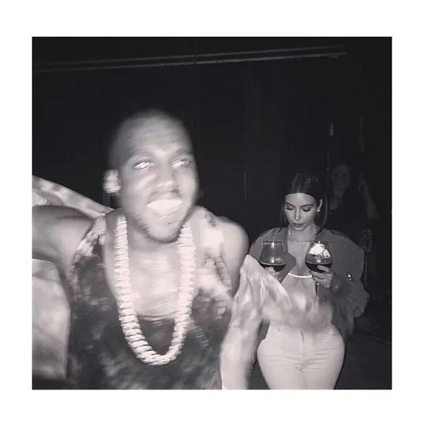 Kim Kardahshian usa roupa transparente para assistir show de Kanye West