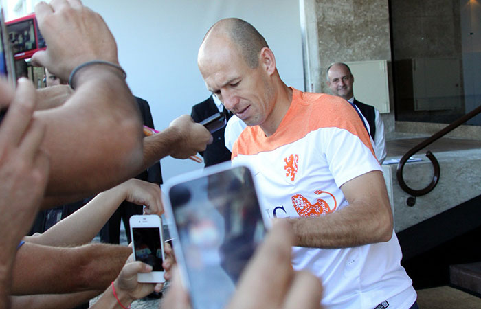 Seleção holandesa deixa hotel e segue para treino