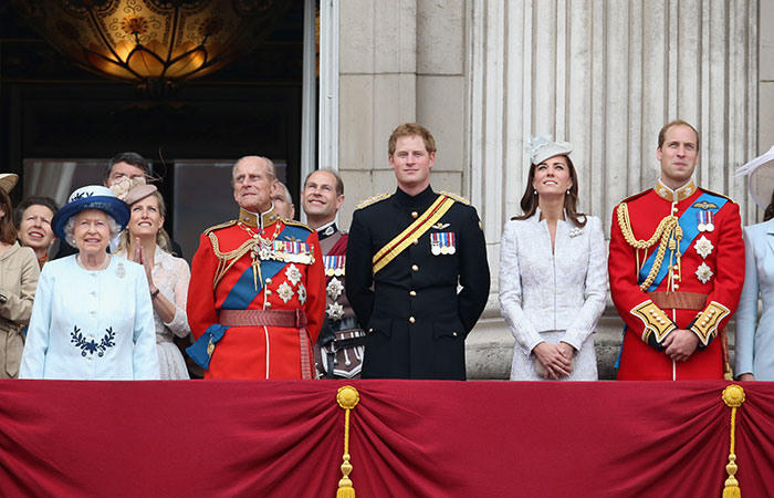  Kate Middleton cai na gargalhada ao lado de Harry e William