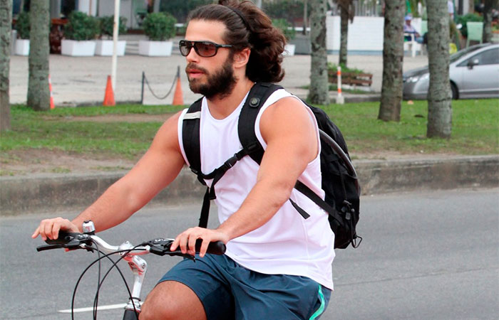 Ara Duda Nagle pedala na orla da Barra da Tijuca, no Rio
