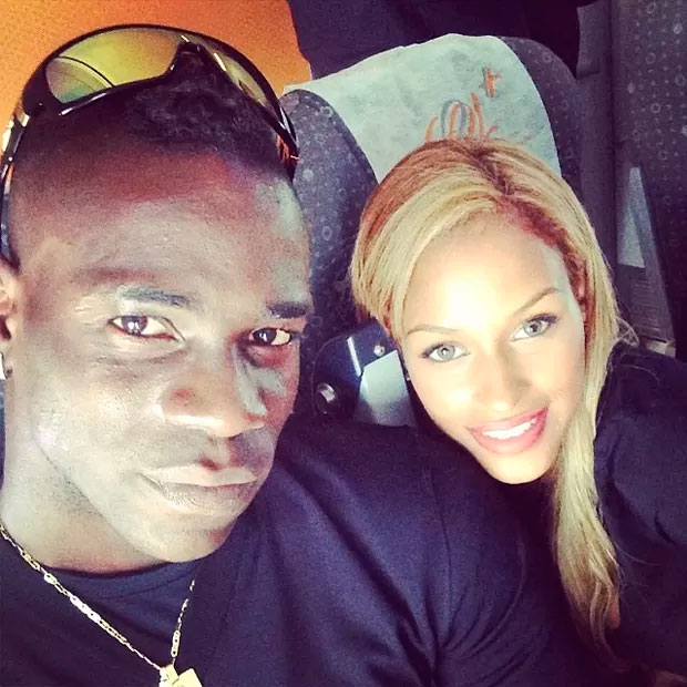 Ara Mario Balotelli publica foto ao lado da noiva, Fanny Neguesha