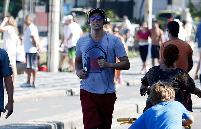 Reynaldo Gianecchini corre na orla do Leblon, no Rio