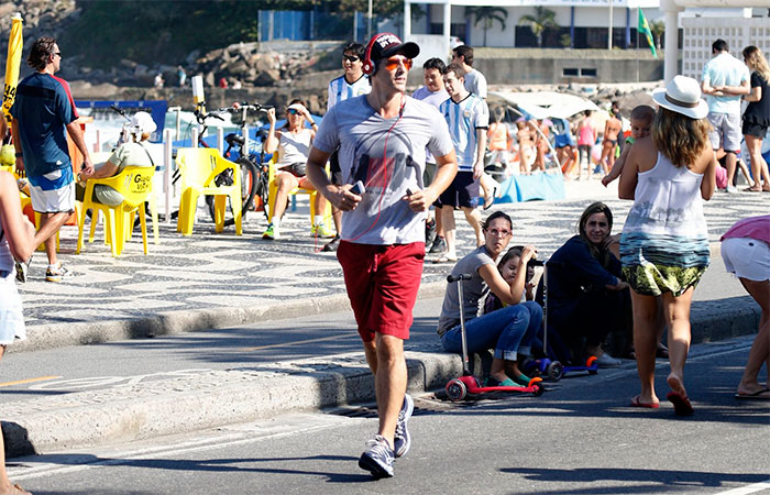 Reynaldo Gianecchini corre na orla do Leblon, no Rio