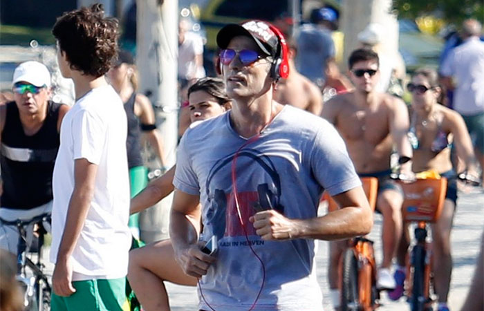 Reynaldo Gianecchini corre na orla do Leblon, no Rio