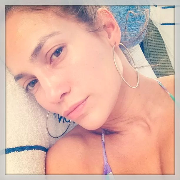 Ara Cara limpa: Jennifer Lopez publica foto sem maquiagem