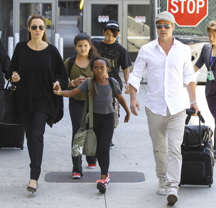 Acompanhados pelos filhos Zahara e Maddox, Angelina Jolie e Brad Pitt desembarcam em Los Angeles 